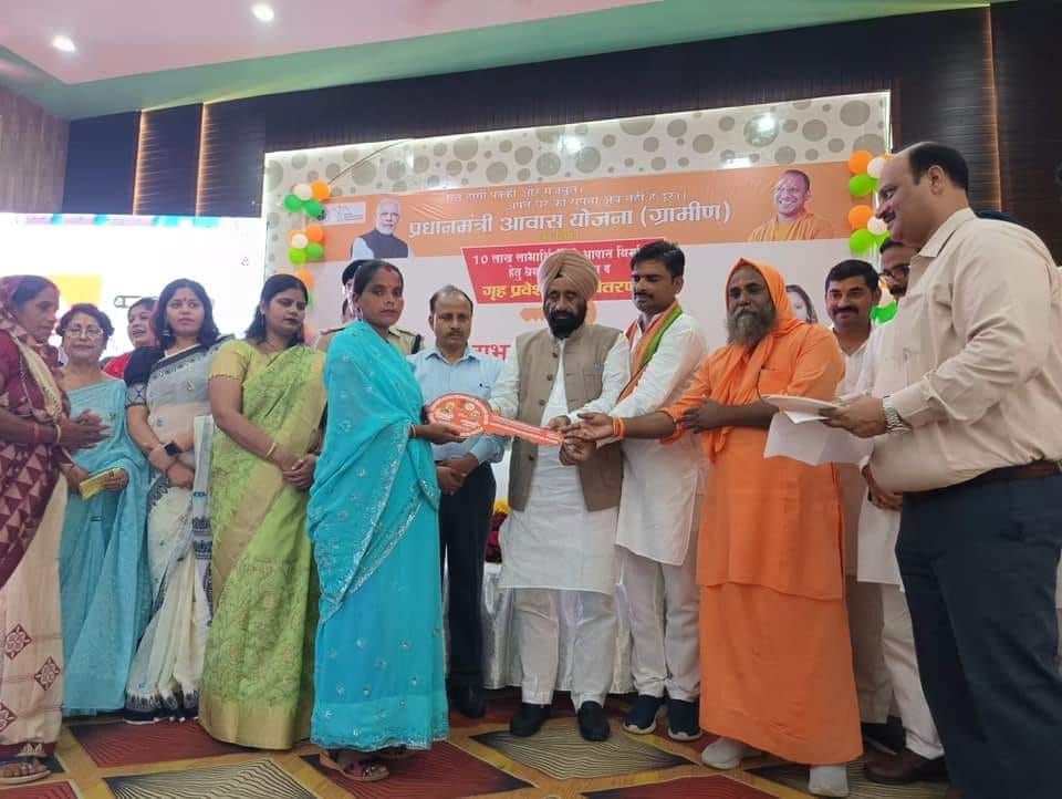 बीसलपुर ब्लॉक में लाभार्थी को आवास की चाबी देते विधायक विवेक वर्मा। संवाद बीसलपुर ब्लॉक में लाभार्थी को आवास की चाबी देते विधायक विवेक वर्मा। संवाद