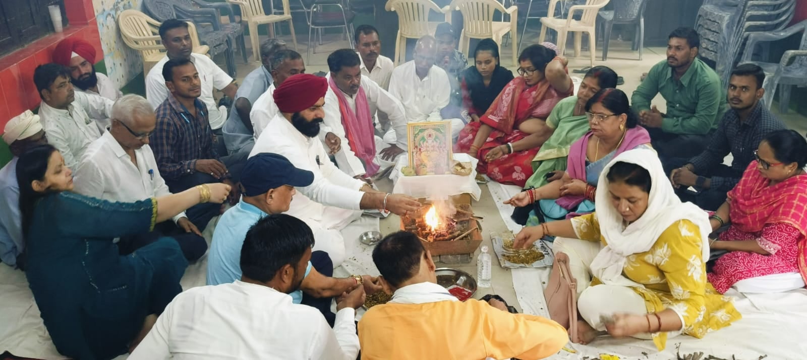 बीसलपुर चीनी मिल में आयोजित विश्वकर्मा पूजन में मौजूद लोग। संवाद बीसलपुर चीनी मिल में आयोजित विश्वकर्मा पूजन में मौजूद लोग। संवाद