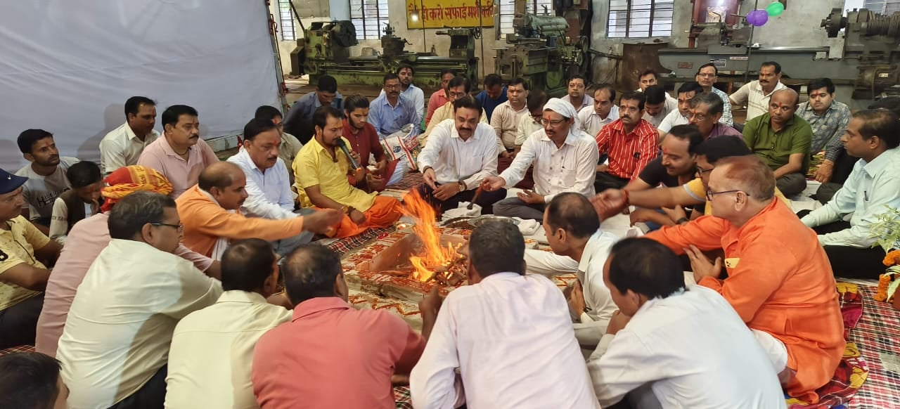 बीसलपुर चीनी मिल में आयोजित विश्वकर्मा पूजन में मौजूद लोग। संवाद बीसलपुर चीनी मिल में आयोजित विश्वकर्मा पूजन में मौजूद लोग। संवाद