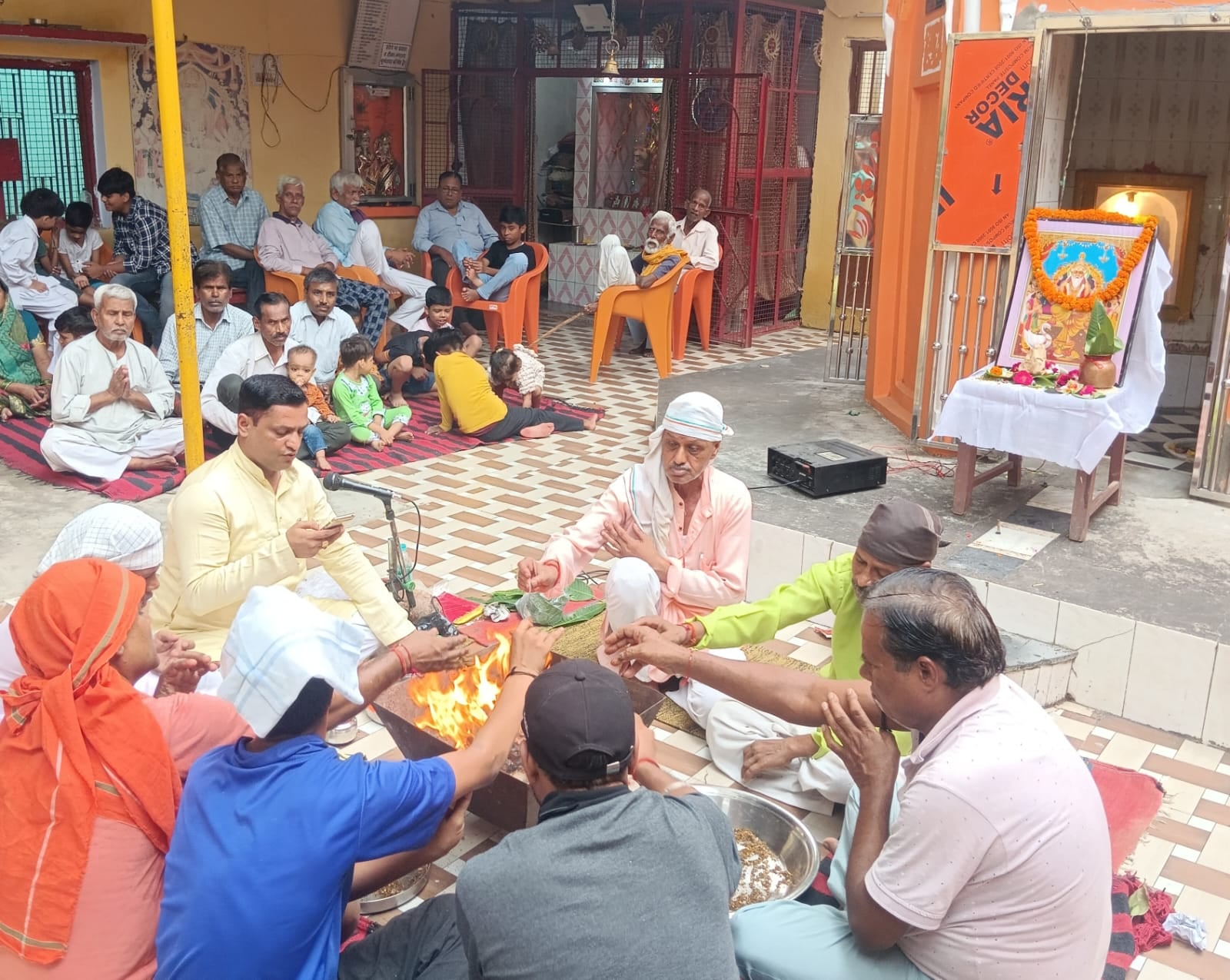 बीसलपुर चीनी मिल में आयोजित विश्वकर्मा पूजन में मौजूद लोग। संवाद बीसलपुर चीनी मिल में आयोजित विश्वकर्मा पूजन में मौजूद लोग। संवाद
