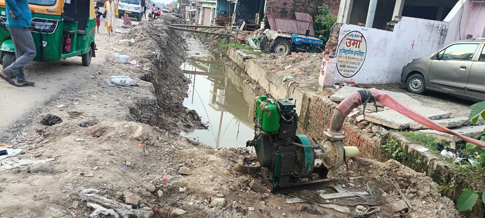 बीसलपुर का जर्जर मालगोदाम जाने वाला मार्ग।संवाद बीसलपुर का जर्जर मालगोदाम जाने वाला मार्ग।संवाद