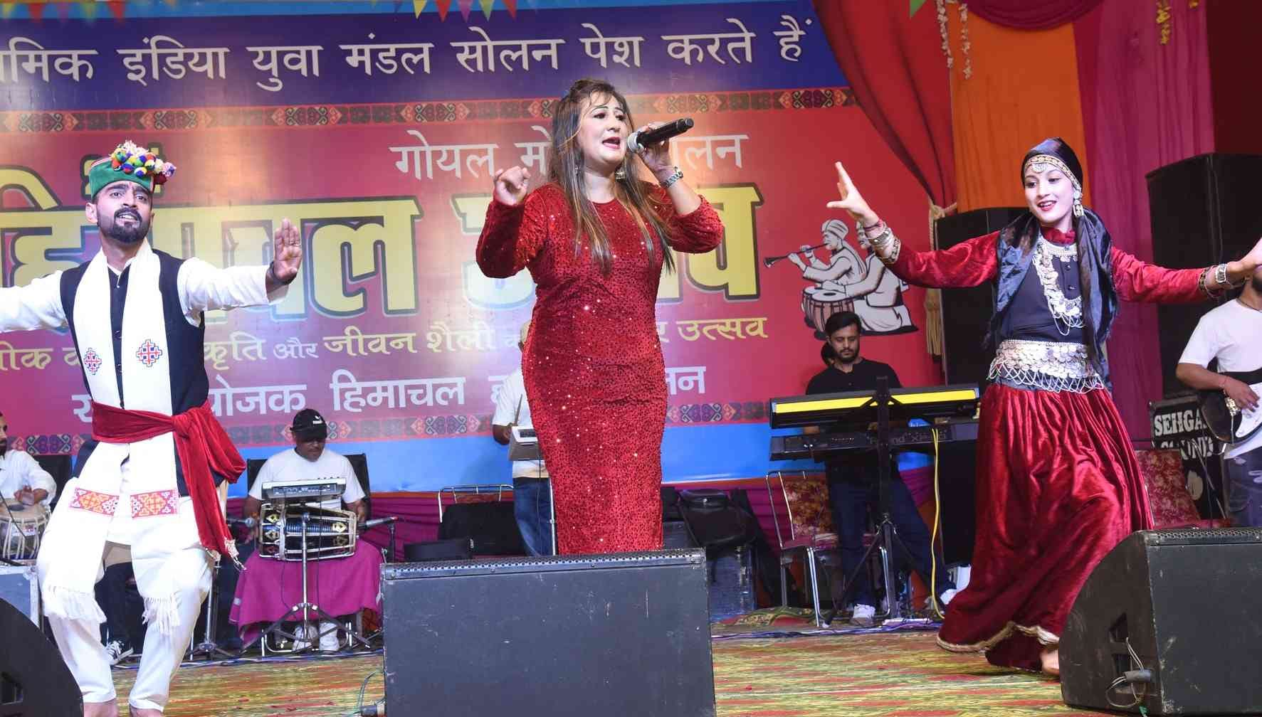 हिमाचल उत्सव के दौरान प्रस्तुति देते विद्यार्थी। संवाद