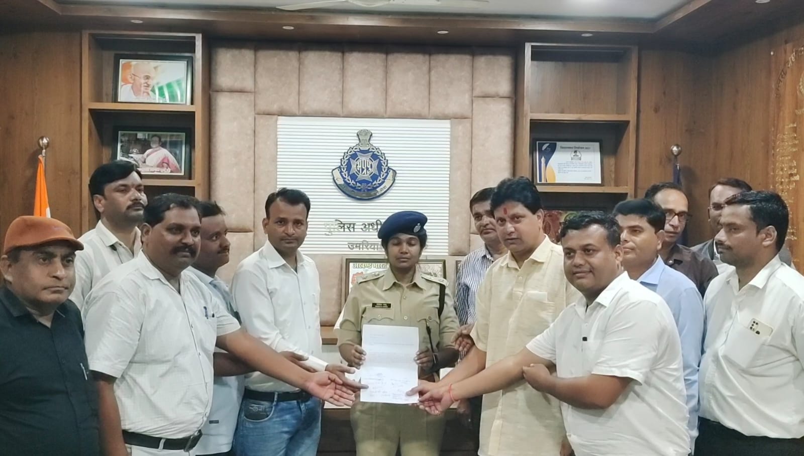ज्ञापन सौंपते हुए पत्रकार