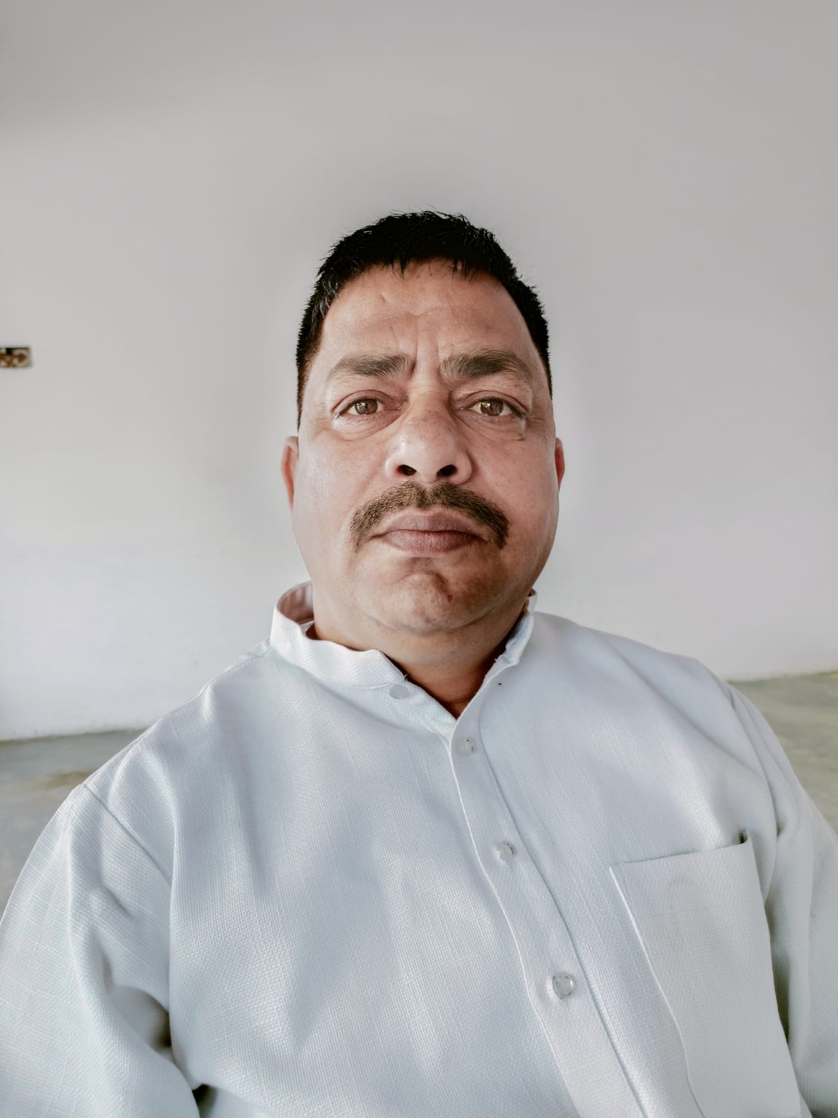 माधोटांडा मार्ग पर बाढ़ में कटे मार्ग पर असुविधाओं के बीच गुजरते राहगीर। संवाद