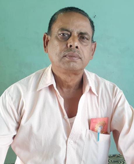 माधोटांडा मार्ग पर बाढ़ में कटे मार्ग पर असुविधाओं के बीच गुजरते राहगीर। संवाद