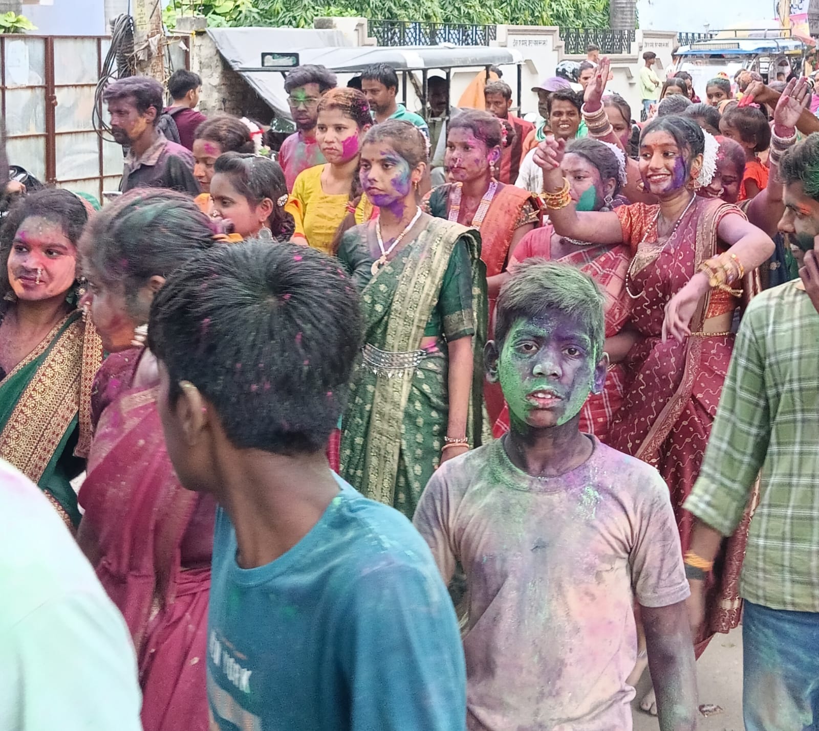 पीलीभीत की राजा बाग कॉलोनी से निकाली गई गणेश मूर्ति विसर्जन शोभायात्रा। संवाद