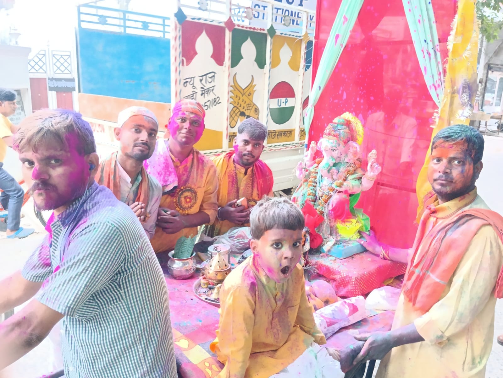 पीलीभीत की राजा बाग कॉलोनी से निकाली गई गणेश मूर्ति विसर्जन शोभायात्रा। संवाद