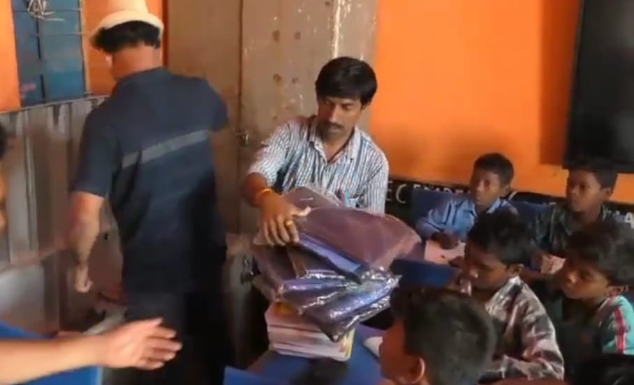 शिक्षकों के द्वारा विद्यालय के बच्चों को नहीं बांटे गए ड्रेस शिक्षकों के द्वारा विद्यालय के बच्चों को नहीं बांटे गए ड्रेस