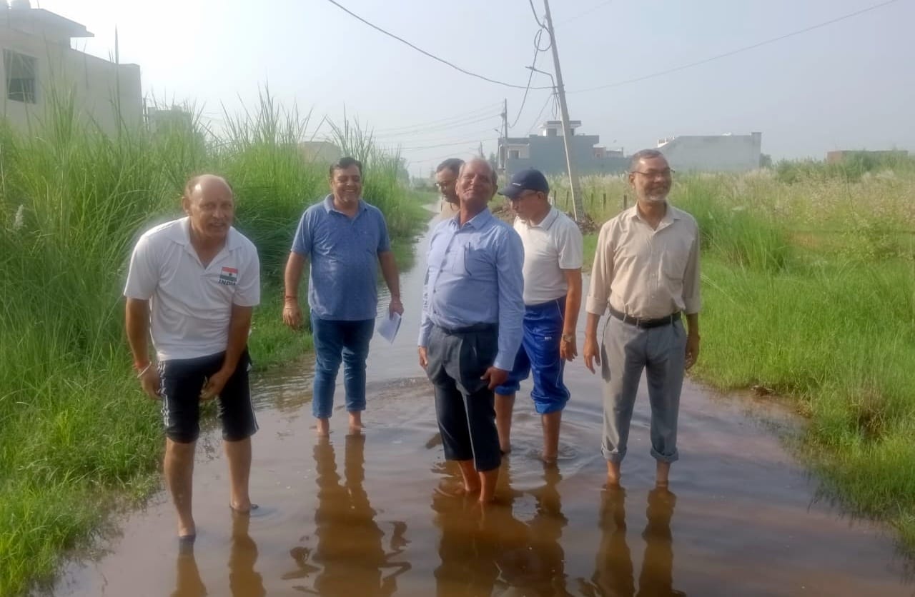 सोनिया कालोनी में जमा पानी के बारे में जानकारी देती महिलाए। सोनिया कालोनी में जमा पानी के बारे में जानकारी देती महिलाए।