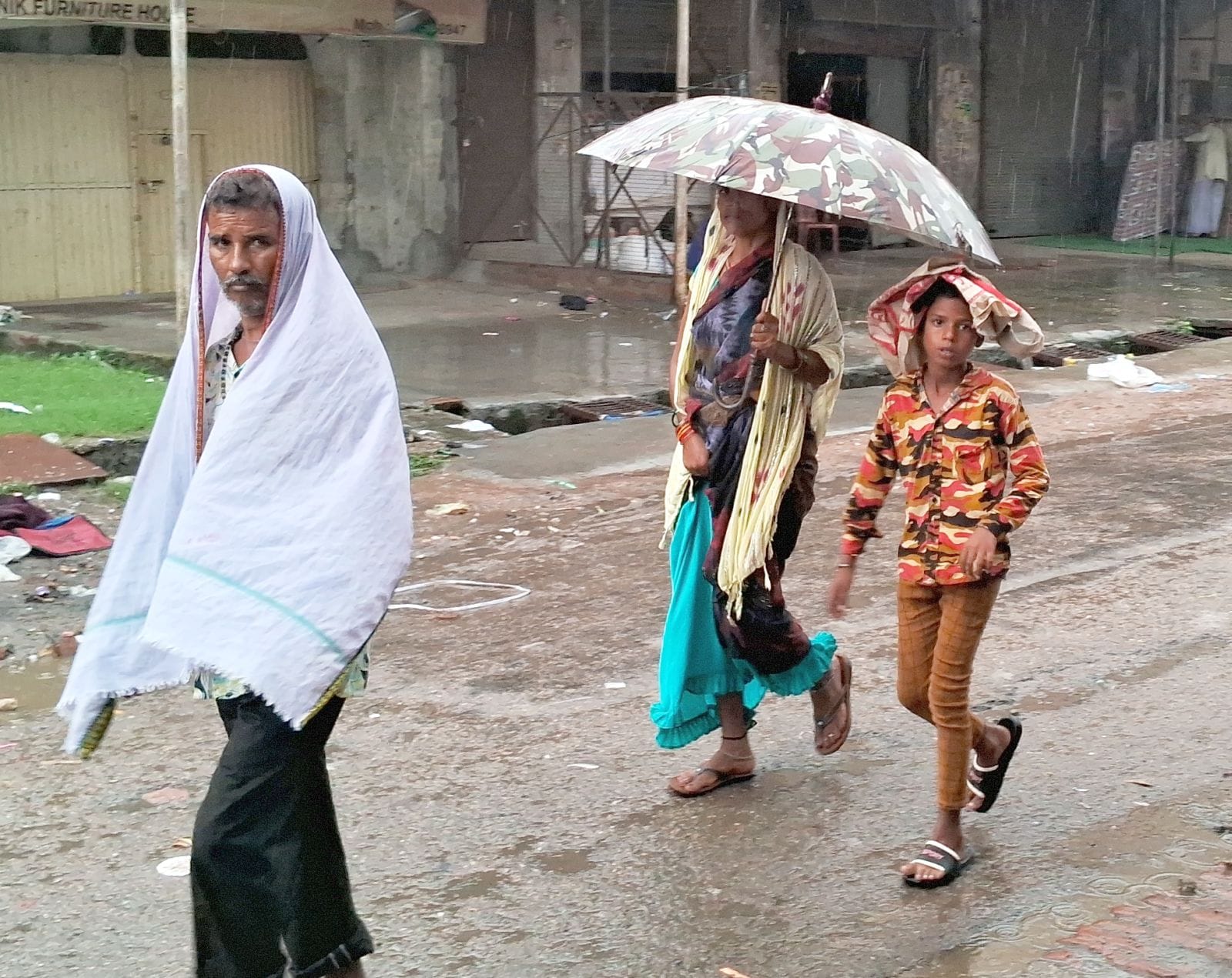 बिल्सी तहसील में जमा बरसात का पानी। संवाद