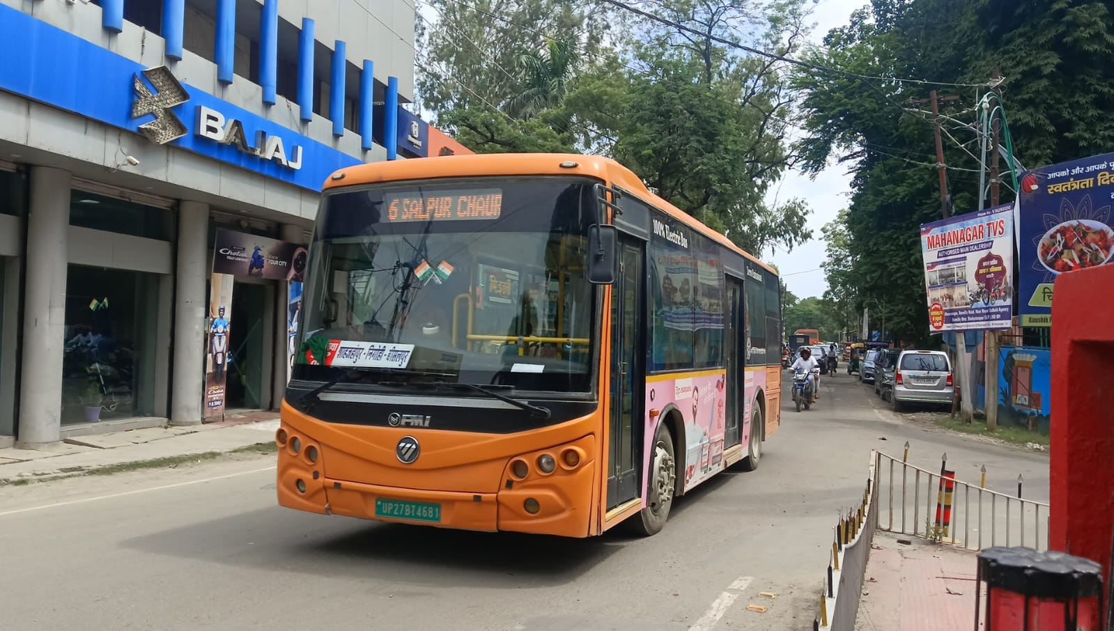 बुधवार को सुभाषनगर की गली में पानी के बीच बच्चे को लेकर निकलता व्यक्ति। संवाद बुधवार को सुभाषनगर की गली में पानी के बीच बच्चे को लेकर निकलता व्यक्ति। संवाद