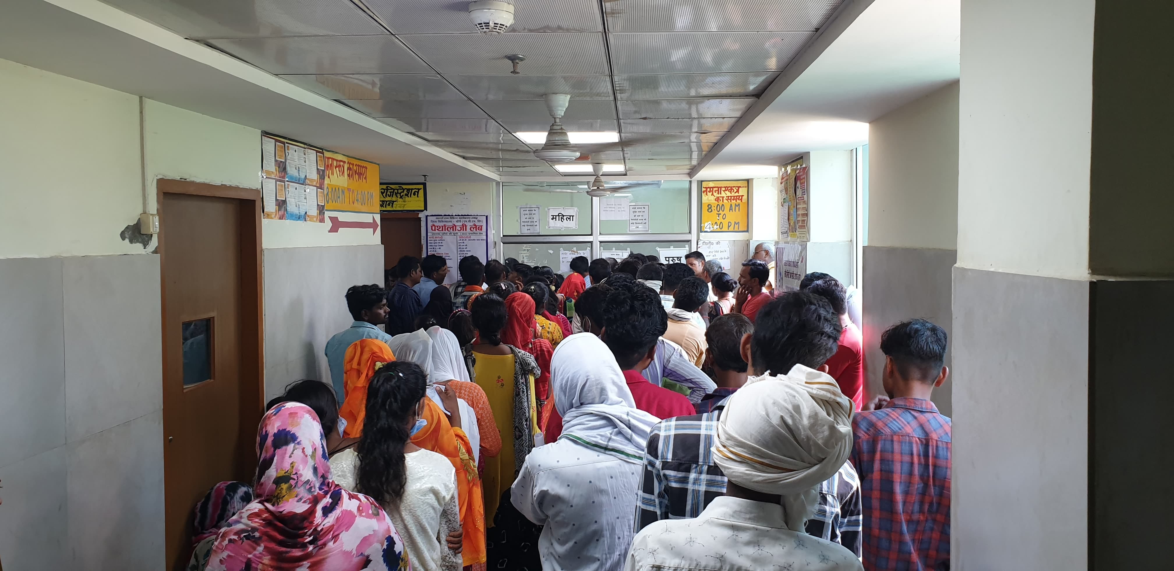 जिला अस्पतास्के बच्चा वार्ड में भर्ती मरीज को देख भाल करते स्वास्थ्य कर्मी। संवाद