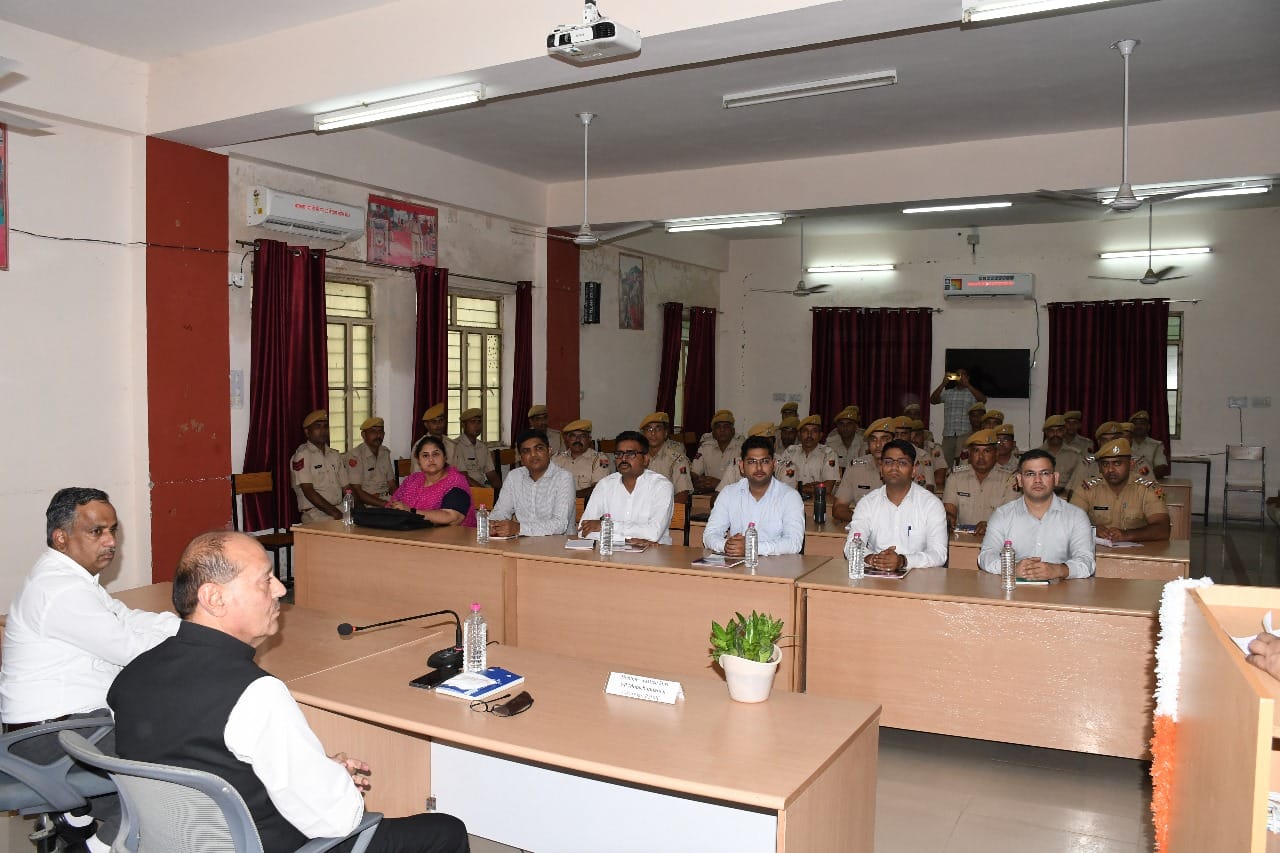 जस्टिस गंगाराम मूलचंदानी के साथ जेल प्रशासन के अधिकारी