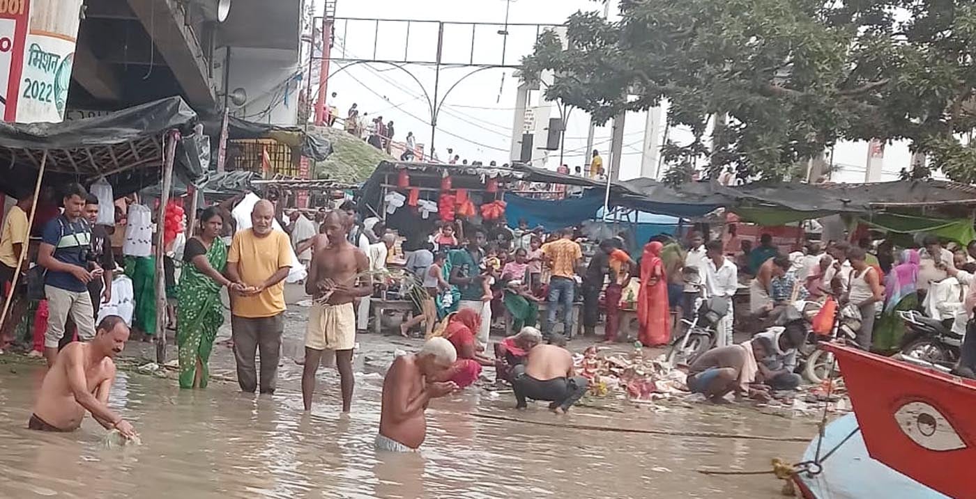 कछला घाट पर जुटे श्रद्धालु। संवाद कछला घाट पर जुटे श्रद्धालु। संवाद