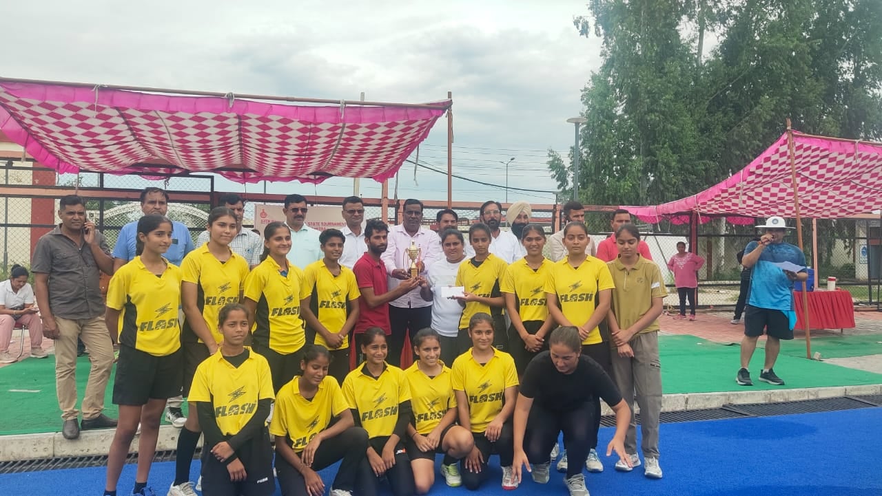 कुरुक्षेत्र। हॉकी प्रतियोगिता में प्रतिभा का प्रदर्शन करती खिलाड़ी। संवाद कुरुक्षेत्र। हॉकी प्रतियोगिता में प्रतिभा का प्रदर्शन करती खिलाड़ी। संवाद