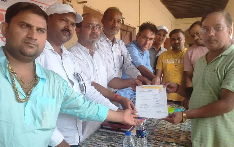 मैलानी में जुलूस के साथ नामांकन कराने जाते अध्यक्ष प्रत्याशी राजेश शर्मा मैलानी में जुलूस के साथ नामांकन कराने जाते अध्यक्ष प्रत्याशी राजेश शर्मा