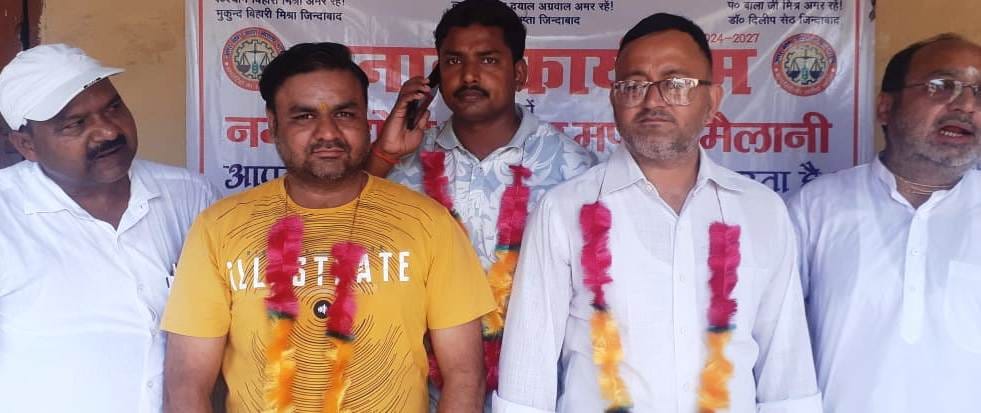 मैलानी में जुलूस के साथ नामांकन कराने जाते अध्यक्ष प्रत्याशी राजेश शर्मा मैलानी में जुलूस के साथ नामांकन कराने जाते अध्यक्ष प्रत्याशी राजेश शर्मा