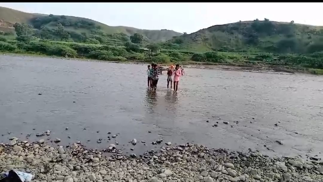 मरीज को खटिया पर लेटाकर नदी पार करते ग्रामीण