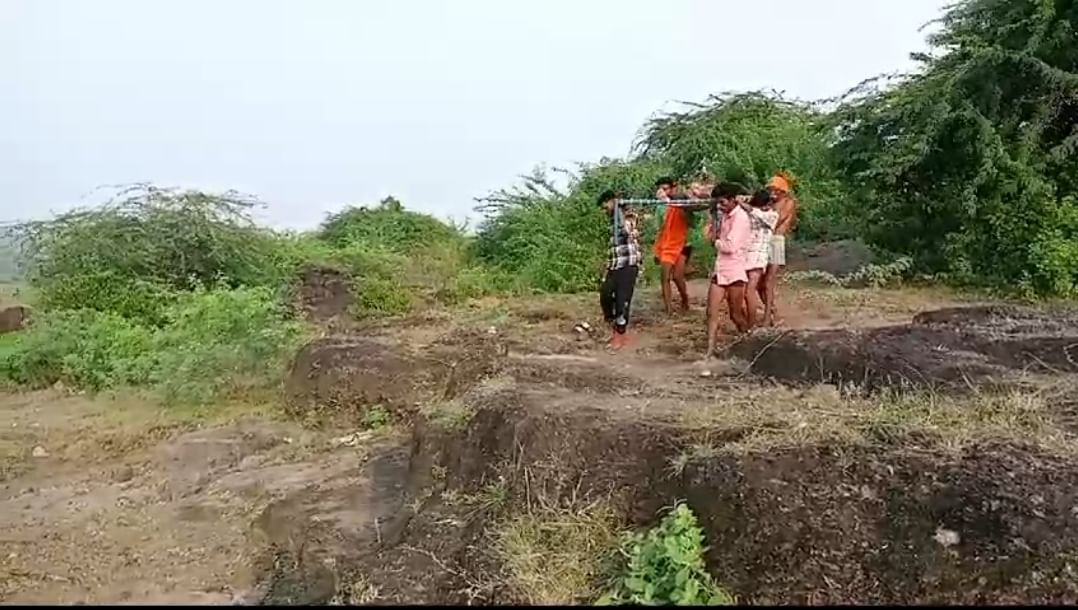 मरीज को खटिया पर लेटाकर नदी पार करते ग्रामीण