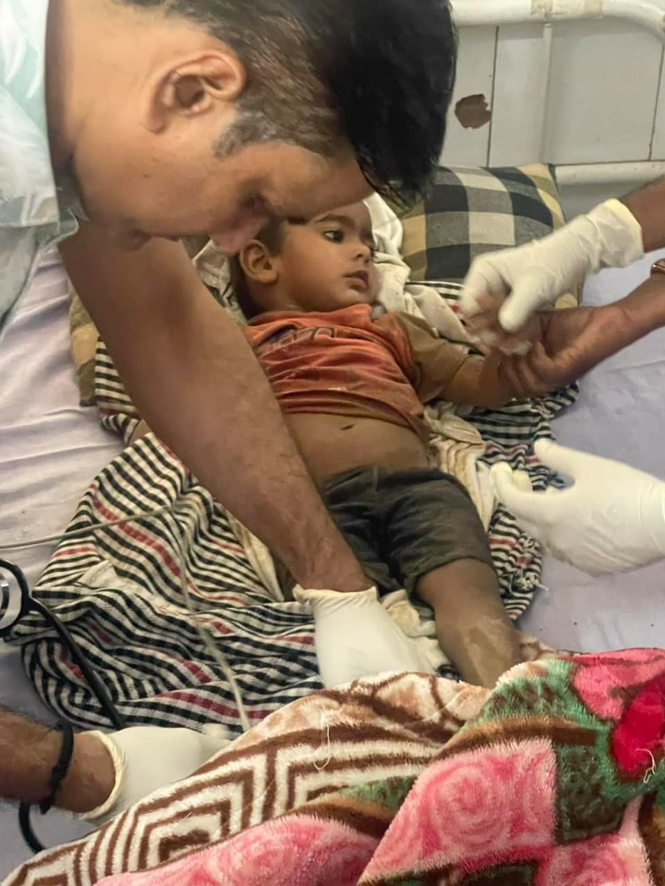 ढाई साल की मासूम नीरू को बोरवेल से बाहर लाते हुए जिला कलेक्टर देवेंद्र कुमार और बचाव टीम