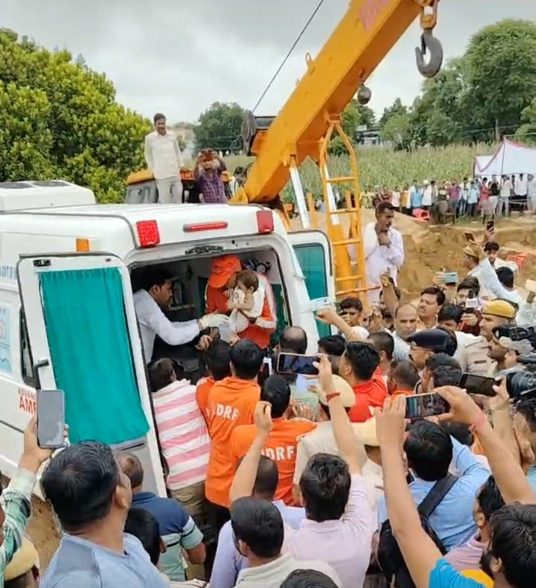 ढाई साल की मासूम नीरू को बोरवेल से बाहर लाते हुए जिला कलेक्टर देवेंद्र कुमार और बचाव टीम