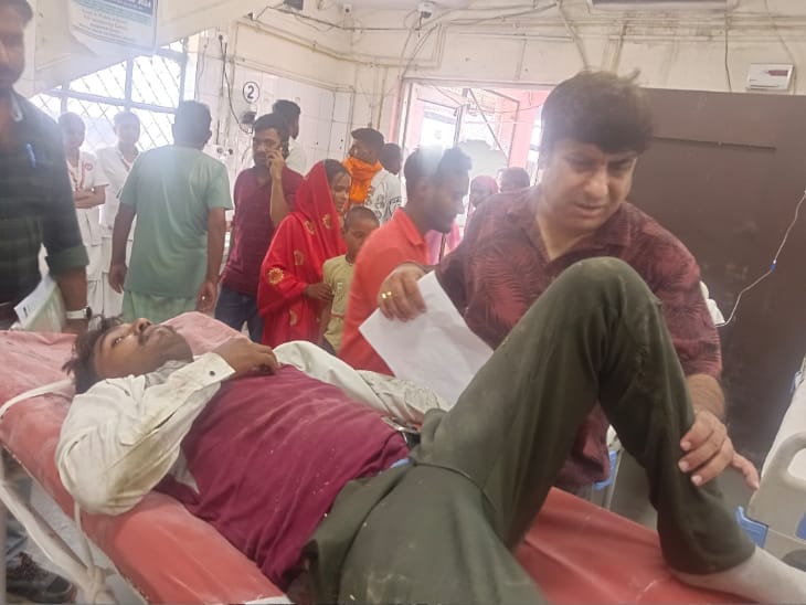 नेशनल हाईवे पर हादसे के बाद क्षतिग्रस्त बाइक व ईको कार। स्रोत: जागरुक पाठक नेशनल हाईवे पर हादसे के बाद क्षतिग्रस्त बाइक व ईको कार। स्रोत: जागरुक पाठक
