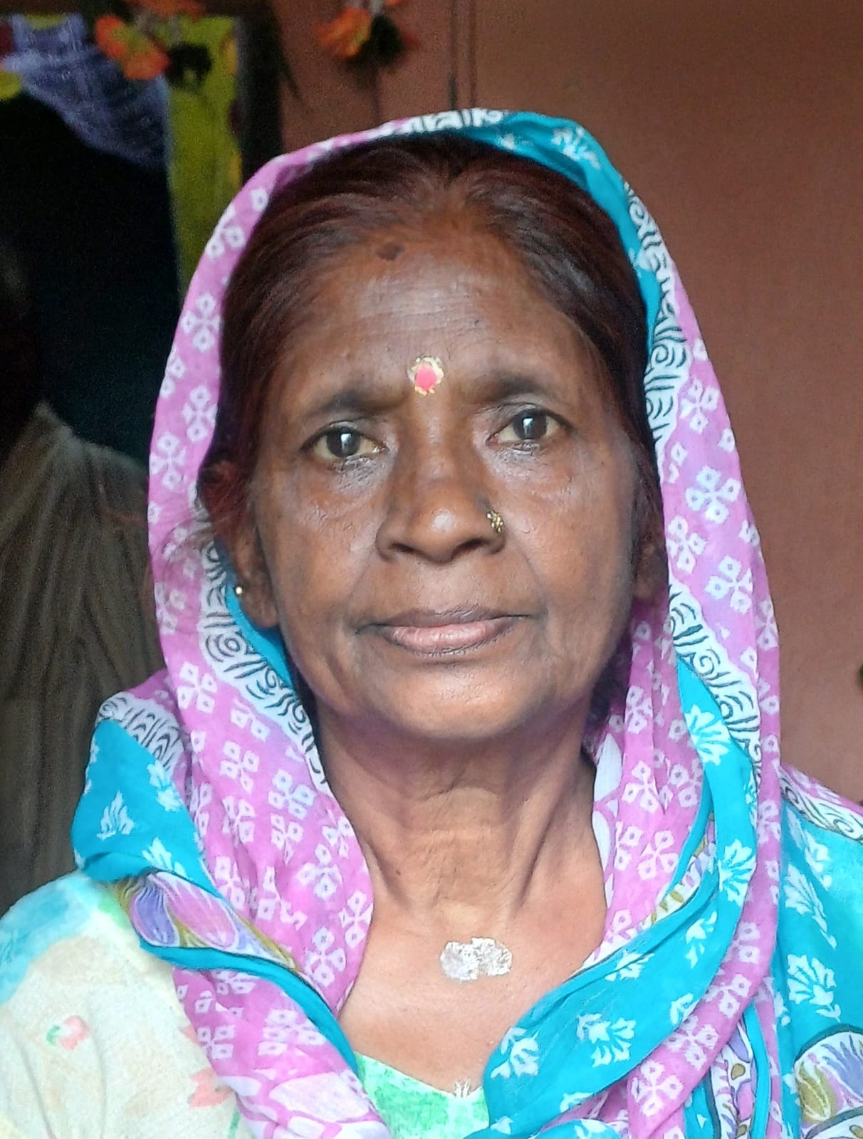 राधा, स्थानीय महिला। राधा, स्थानीय महिला।