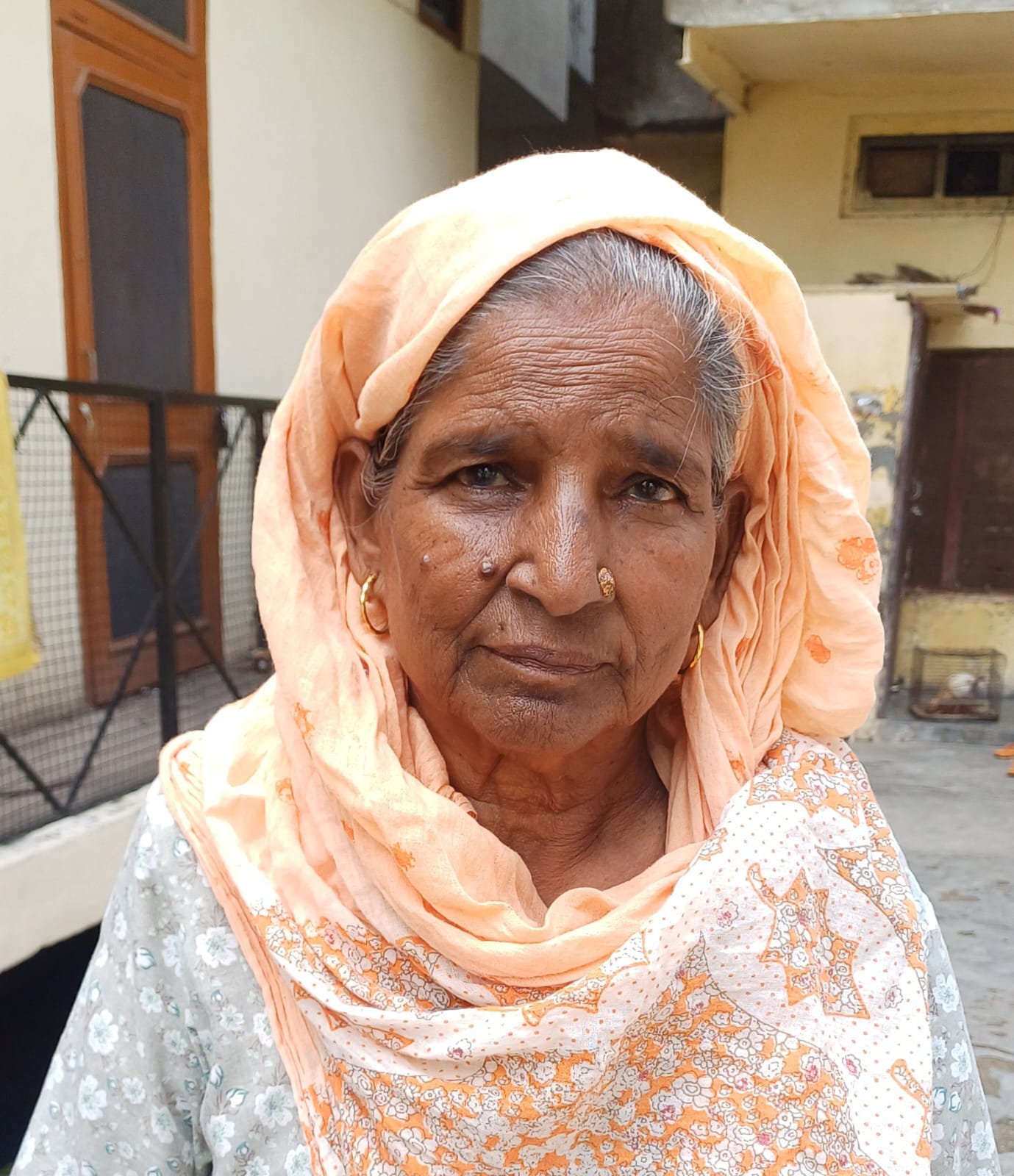 राधा, स्थानीय महिला। राधा, स्थानीय महिला।