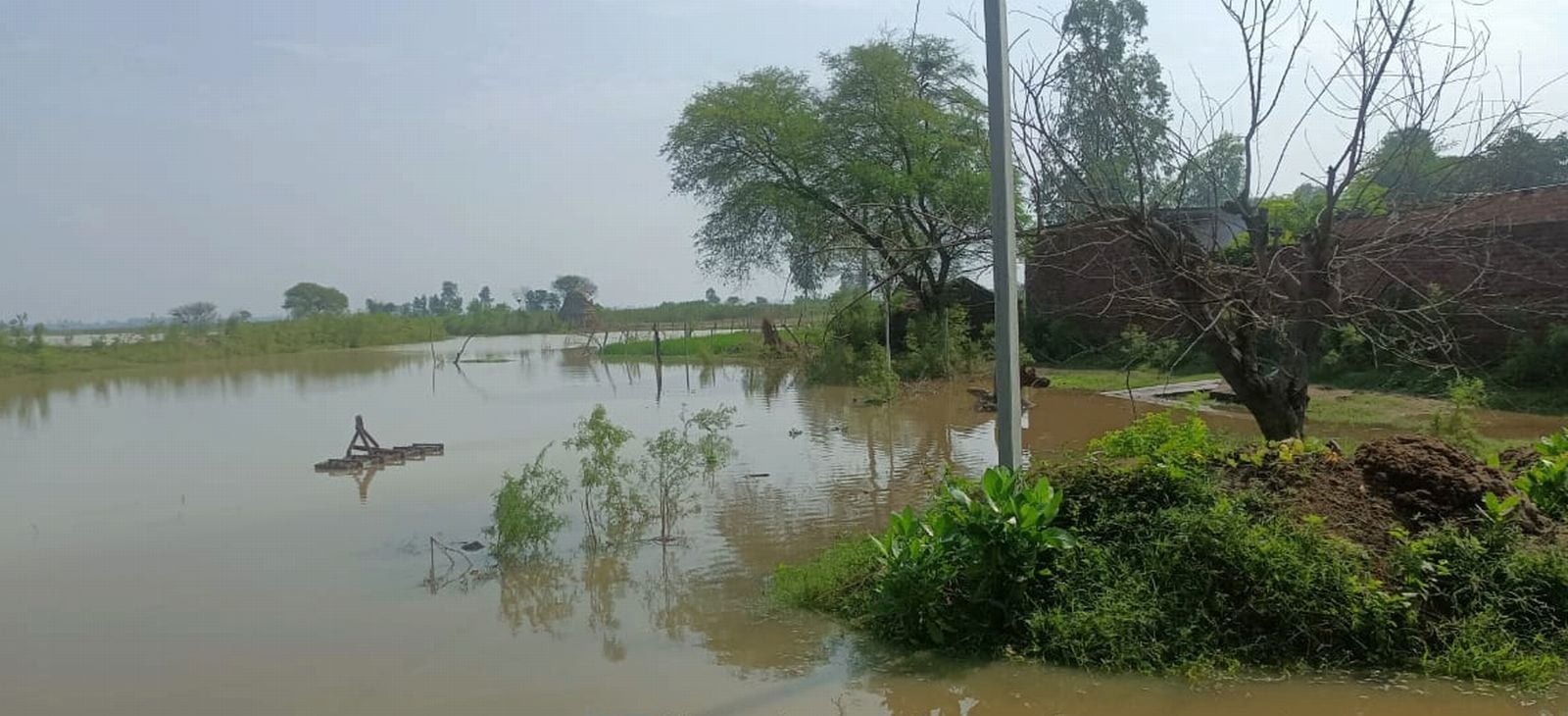दातागंज क्षेत्र के गांव जरतौली के प्राथमिक विद्यालय में भरा बाढ़ का पानी। संवाद दातागंज क्षेत्र के गांव जरतौली के प्राथमिक विद्यालय में भरा बाढ़ का पानी। संवाद
