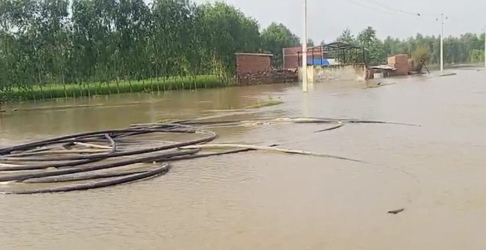 दातागंज क्षेत्र के गांव जरतौली के प्राथमिक विद्यालय में भरा बाढ़ का पानी। संवाद दातागंज क्षेत्र के गांव जरतौली के प्राथमिक विद्यालय में भरा बाढ़ का पानी। संवाद