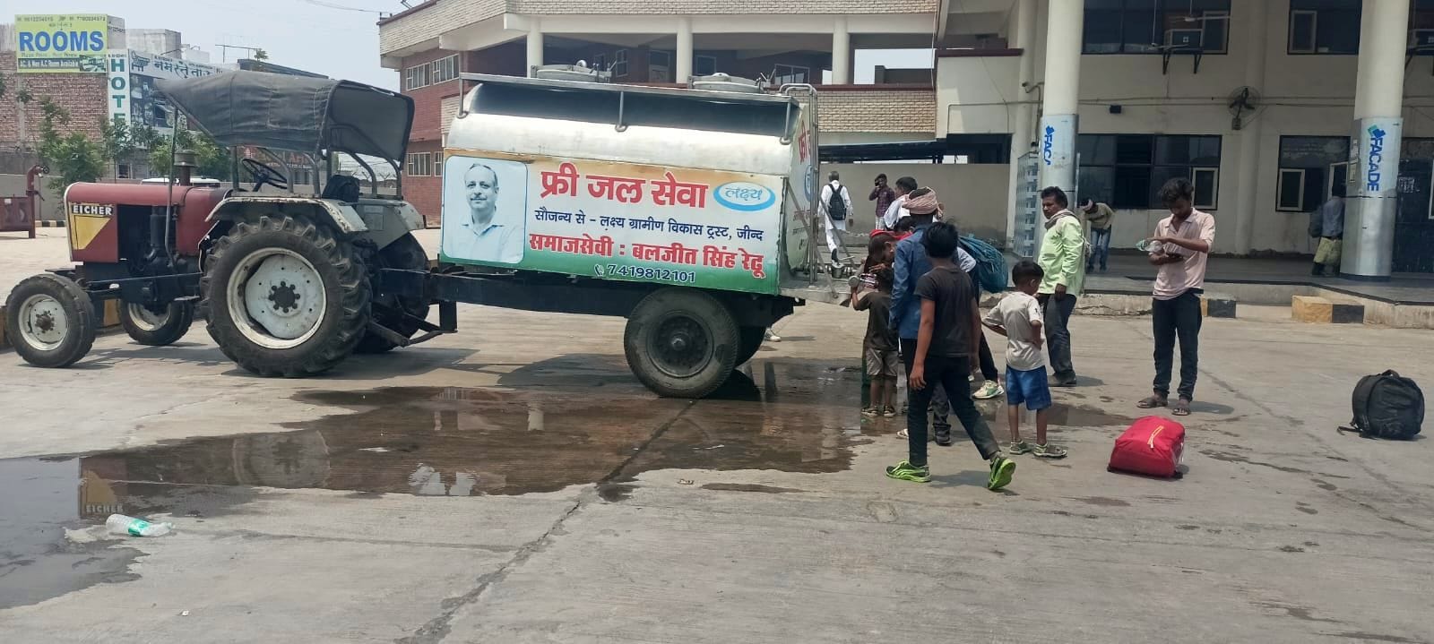19जेएनडी04-बस अड्डे पर रखवाए गए टेंकर से प्यास बुझाते यात्री। संवाद 19जेएनडी04-बस अड्डे पर रखवाए गए टेंकर से प्यास बुझाते यात्री। संवाद