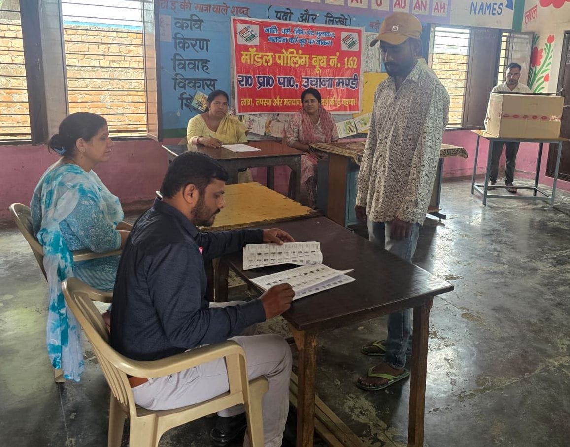 19जेएनडी11-राजकीय प्राथमिक पाठशाला उचाना मंडी चुनाव प्रक्रिया का डेमो करते हुए कर्मचारी। स्रोत 19जेएनडी11-राजकीय प्राथमिक पाठशाला उचाना मंडी चुनाव प्रक्रिया का डेमो करते हुए कर्मचारी। स्रोत