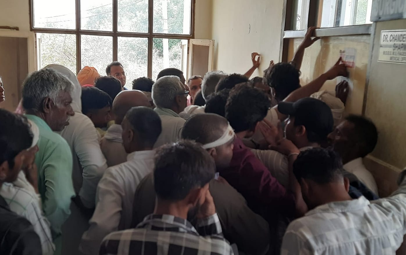 19जेएनडी17 : नागरिक अस्पताल में एक चिकित्सक के कक्ष के बाहर लगी मरीजों की भीड़। संवाद