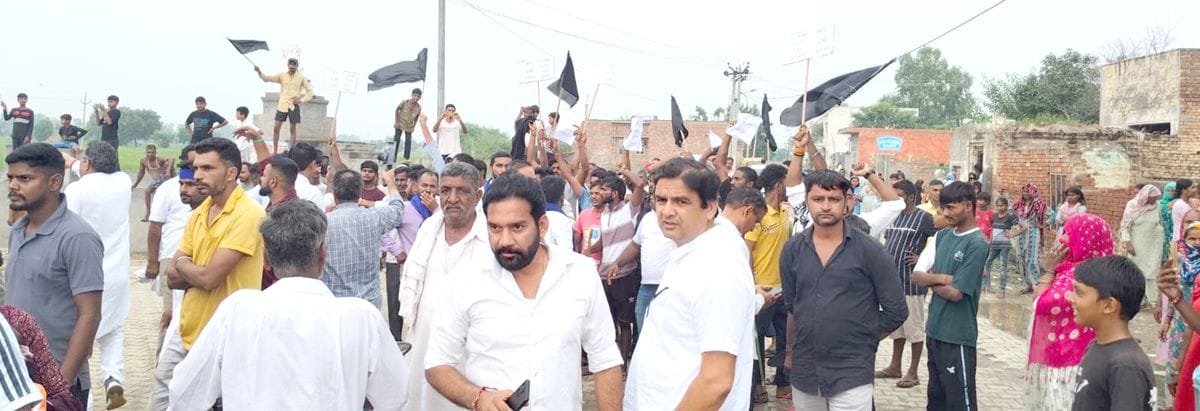 19जेएनडी34 : सांसद चंद्रशेखर रावण के काफिले को काले झंडे दिखाते हुए ग्रामीण। संवाद