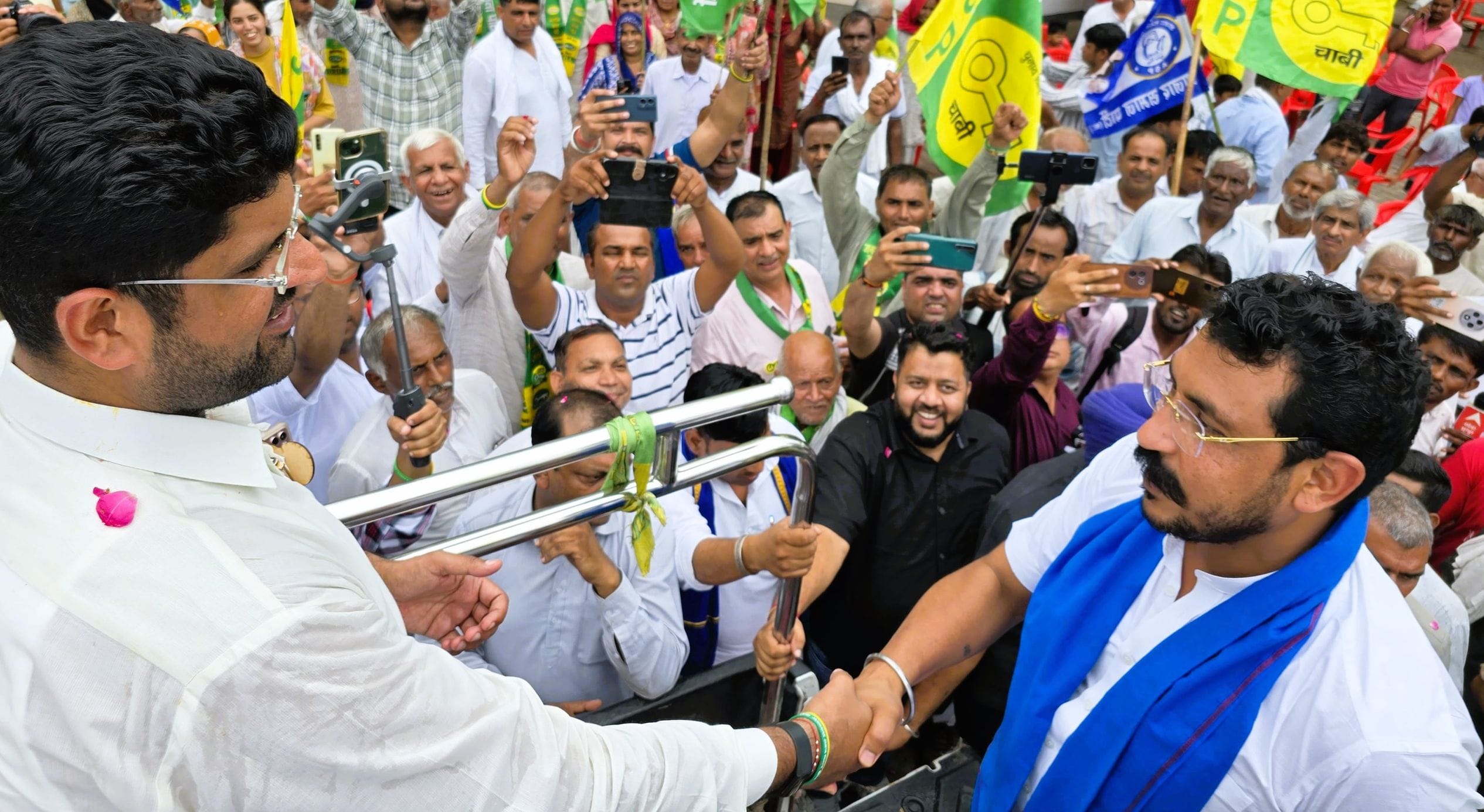 19जेएनडी36 : जींद पहुंचने पर दुष्यंत चौटाला के साथ हाथ मिलाते चंद्रशेखर आजाद। संवाद