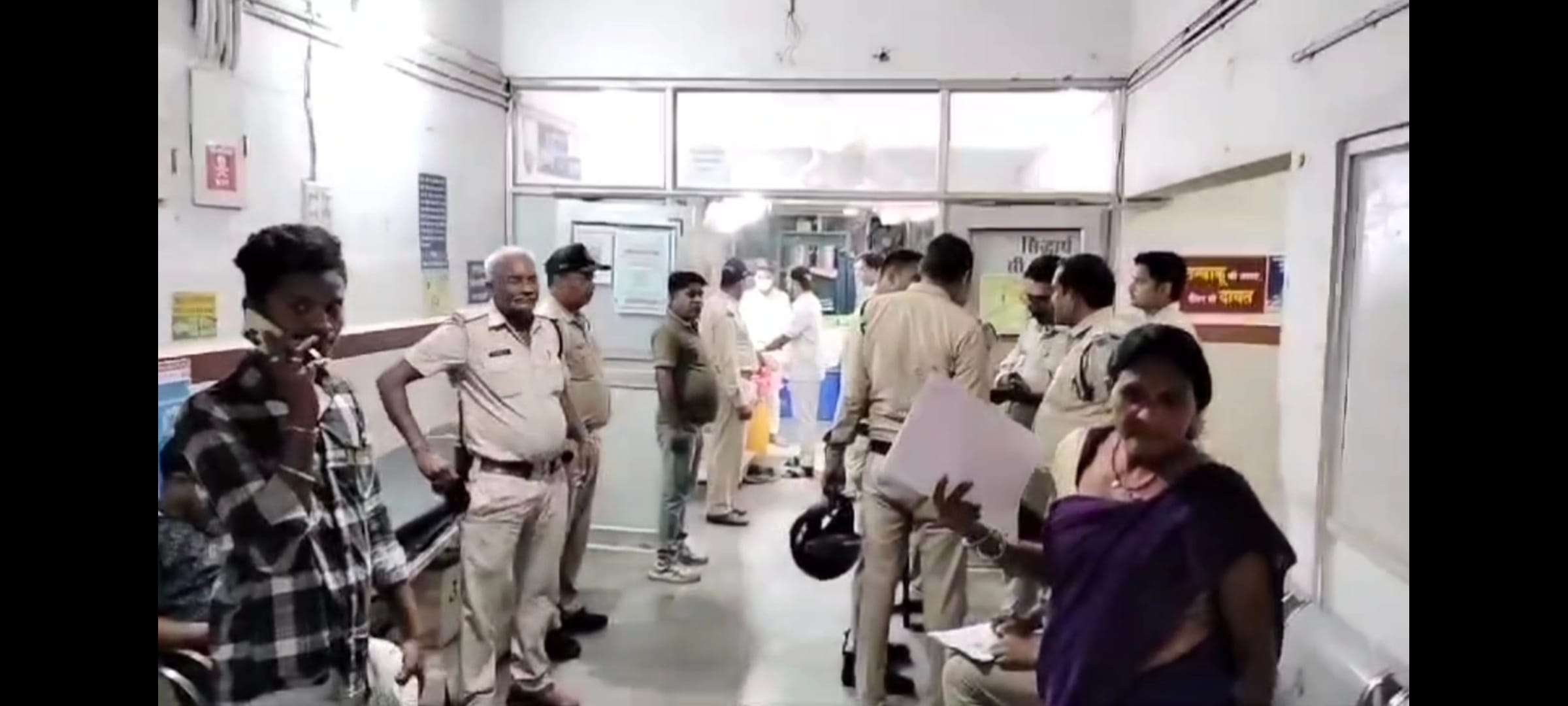 घायल का इलाज करते डॉक्टर और जांच करने पहुंची पुलिस घायल का इलाज करते डॉक्टर और जांच करने पहुंची पुलिस