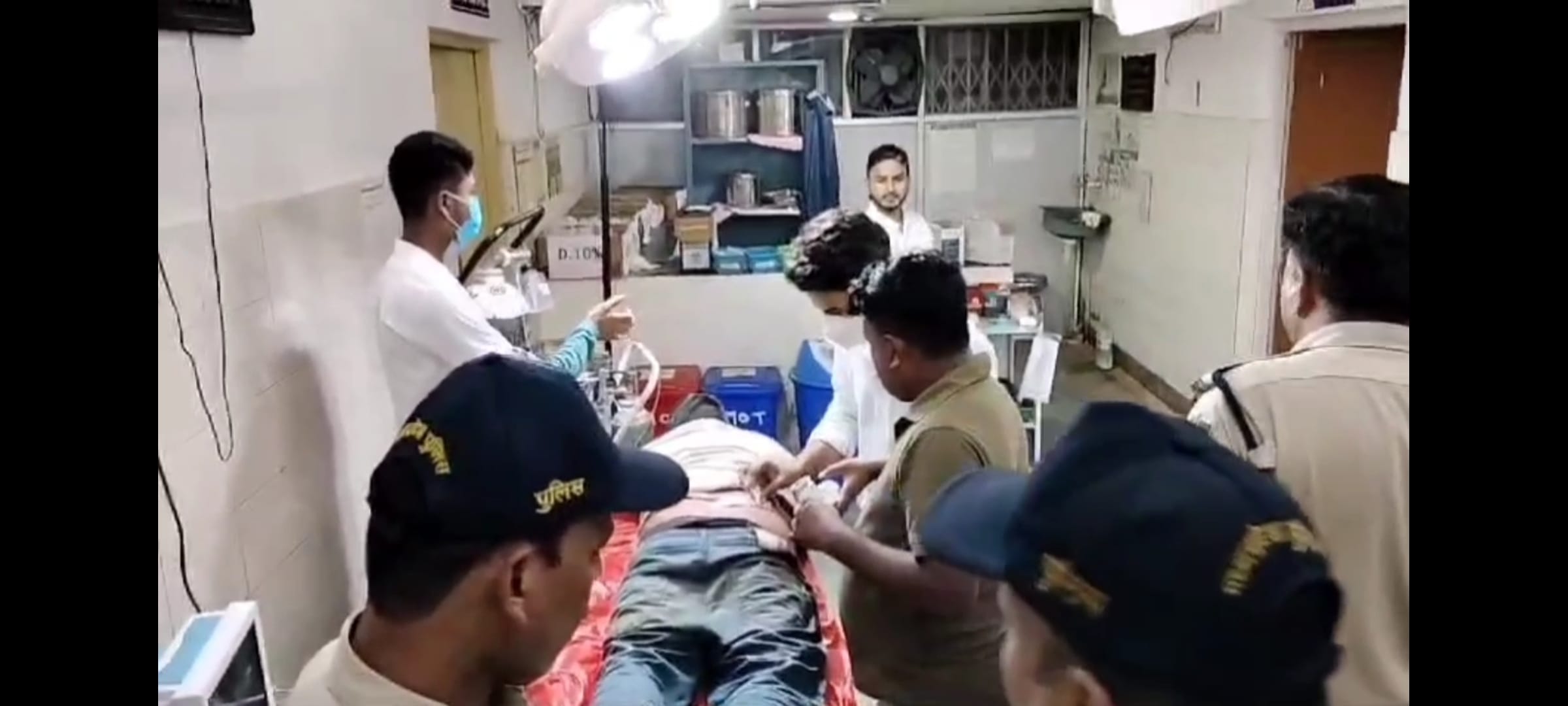 घायल का इलाज करते डॉक्टर और जांच करने पहुंची पुलिस घायल का इलाज करते डॉक्टर और जांच करने पहुंची पुलिस