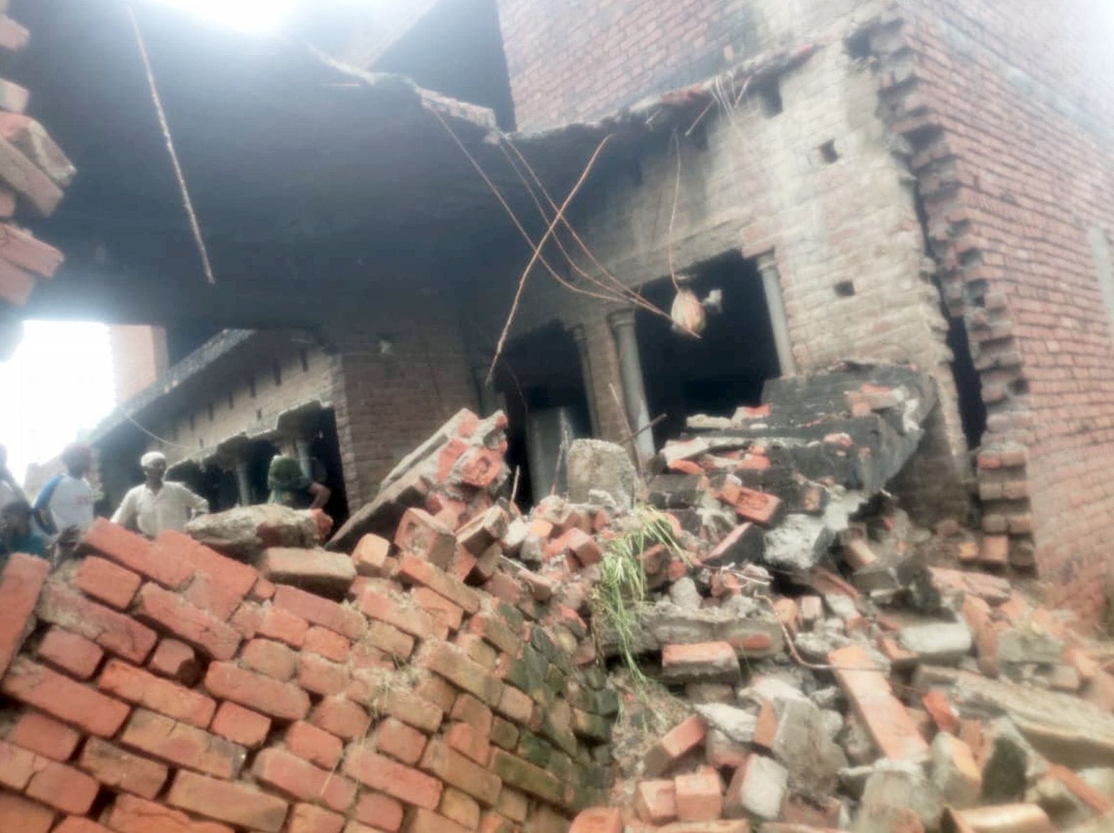 इस्लामनगर के गांव नदेरी में गिरी मकान की छत का फैला मलबा। संवाद इस्लामनगर के गांव नदेरी में गिरी मकान की छत का फैला मलबा। संवाद