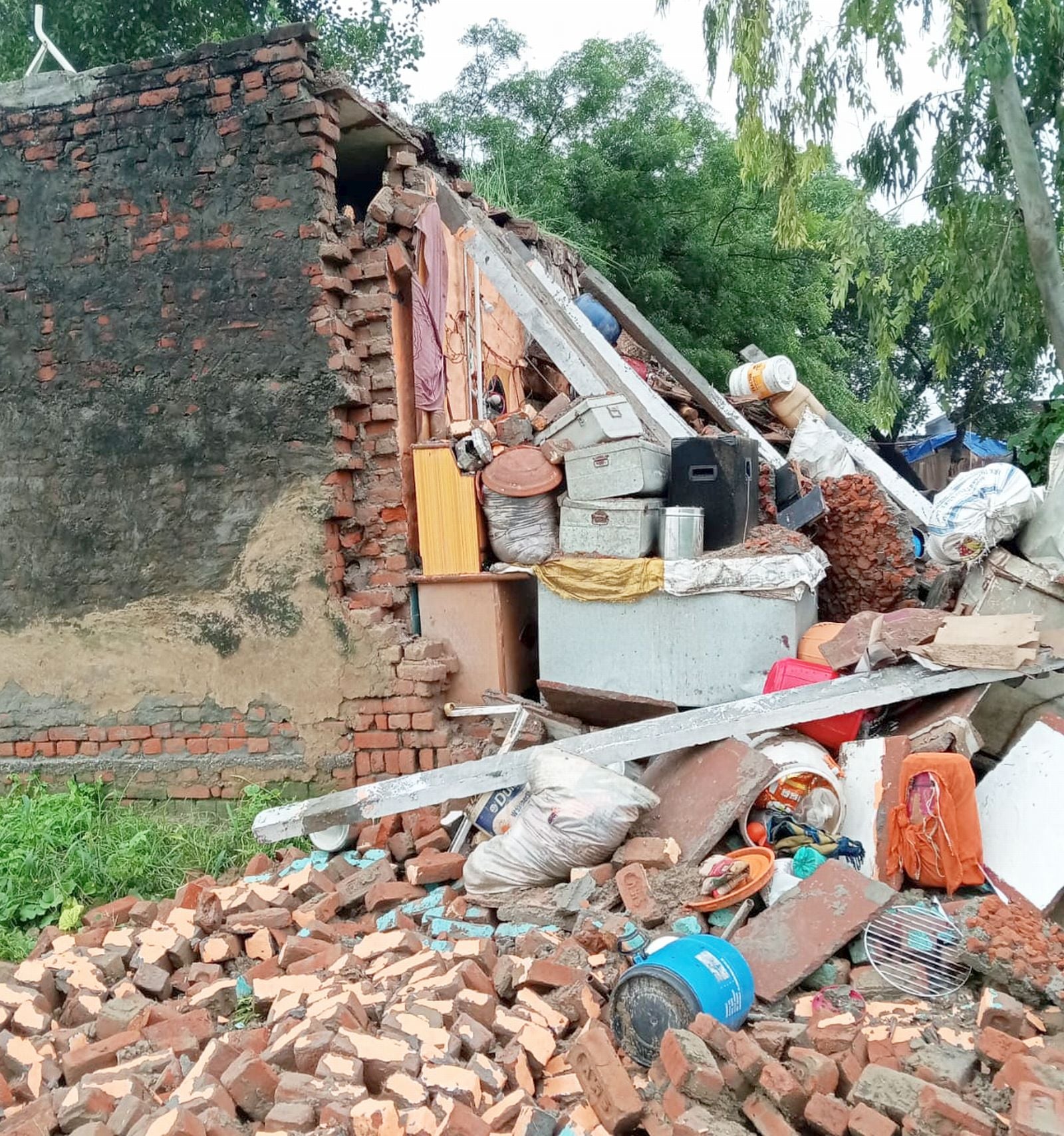 इस्लामनगर के गांव नदेरी में गिरी मकान की छत का फैला मलबा। संवाद इस्लामनगर के गांव नदेरी में गिरी मकान की छत का फैला मलबा। संवाद