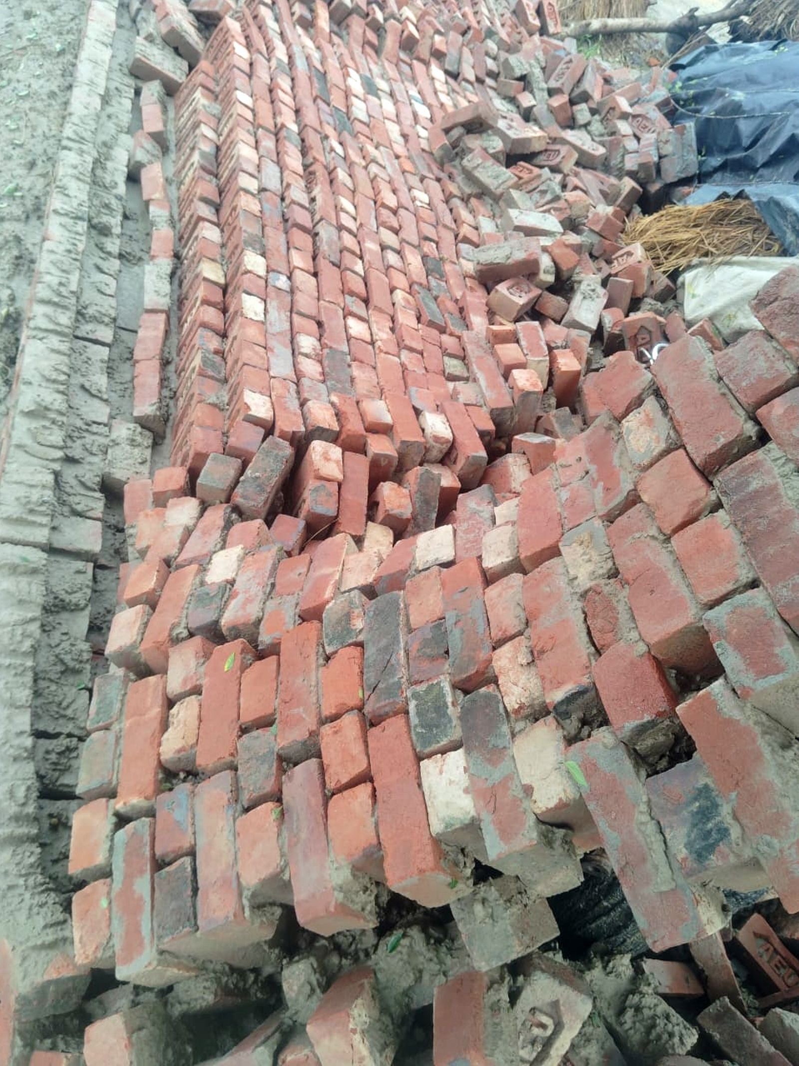 इस्लामनगर के गांव नदेरी में गिरी मकान की छत का फैला मलबा। संवाद इस्लामनगर के गांव नदेरी में गिरी मकान की छत का फैला मलबा। संवाद