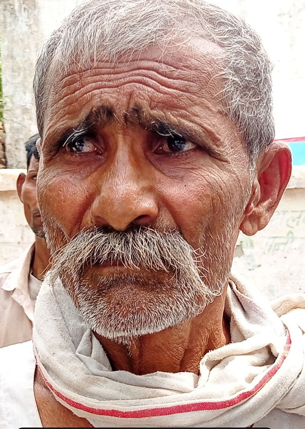 जलालाबाद-शमशाबाद स्टेट हाइवे पर गंगा की बाढ़ के बीच निकलती बैलगाड़ी। स्रोत: जागरुक पाठक जलालाबाद-शमशाबाद स्टेट हाइवे पर गंगा की बाढ़ के बीच निकलती बैलगाड़ी। स्रोत: जागरुक पाठक
