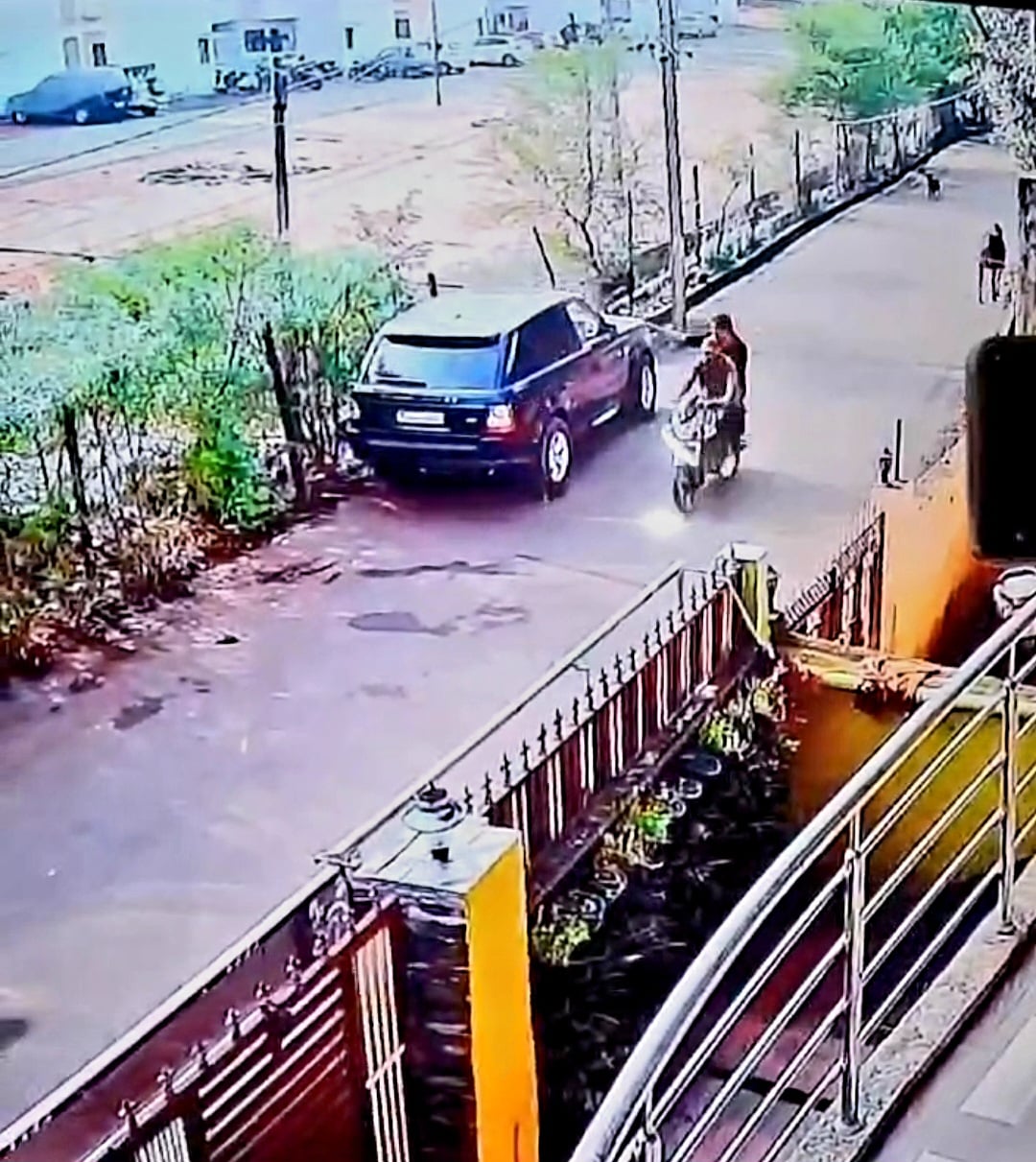 कार पर फायरिंग