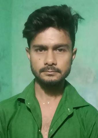 मंझनपुर के निजी अस्पताल में मोहित यादव की मौत के बाद परिजनों कों समझाती पुलिस। संवाद मंझनपुर के निजी अस्पताल में मोहित यादव की मौत के बाद परिजनों कों समझाती पुलिस। संवाद