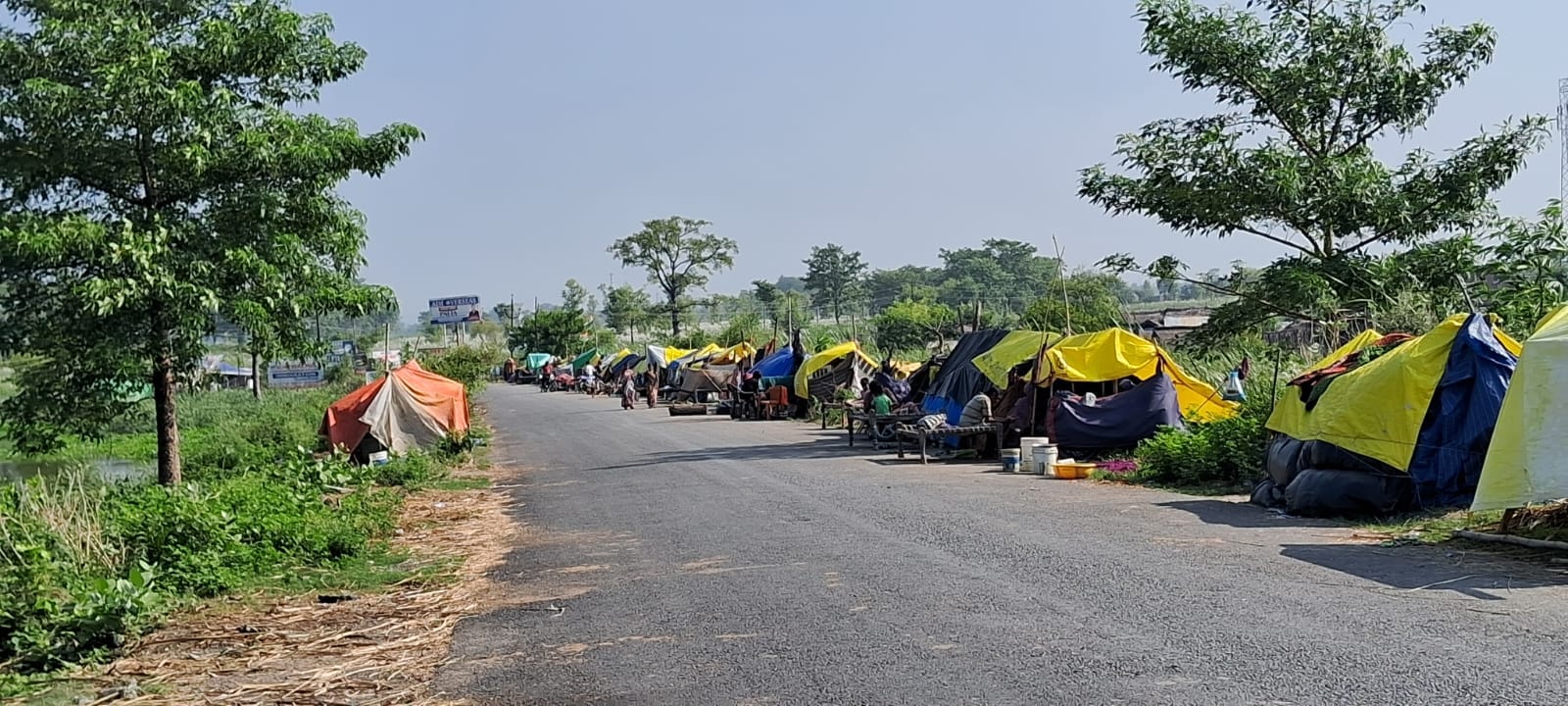 पलिया-भीरा मार्ग पर अतरिया के आगे पुलिया से गुजरते वाहन। संवाद पलिया-भीरा मार्ग पर अतरिया के आगे पुलिया से गुजरते वाहन। संवाद