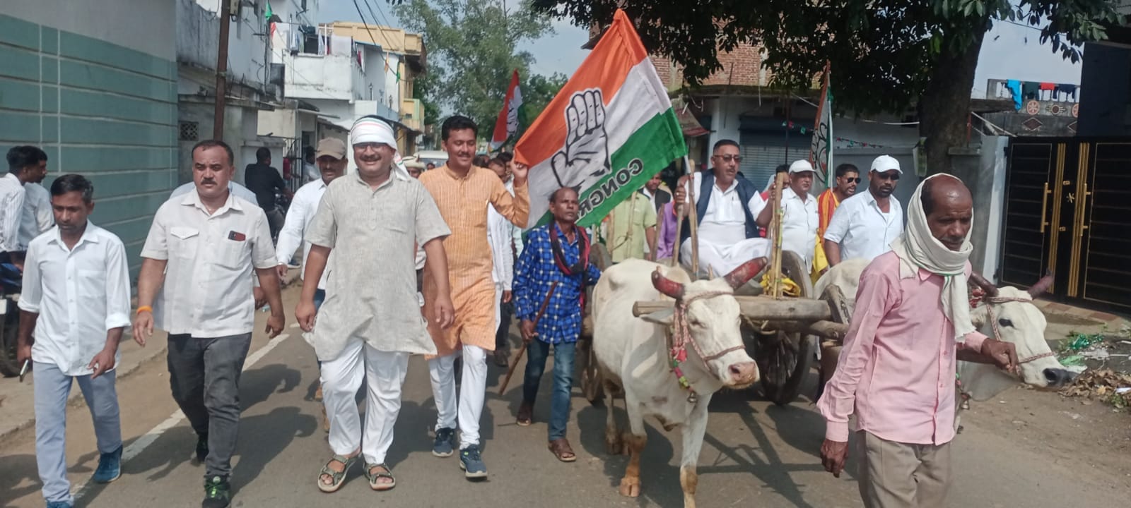 प्रदर्शन करते कांग्रेसी प्रदर्शन करते कांग्रेसी