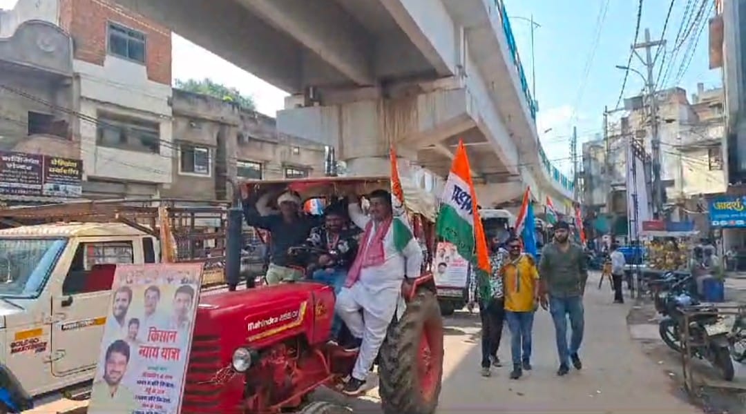 ट्रैक्टर में सवार यूथ कांग्रेस जिलाध्यक्ष ट्रैक्टर में सवार यूथ कांग्रेस जिलाध्यक्ष