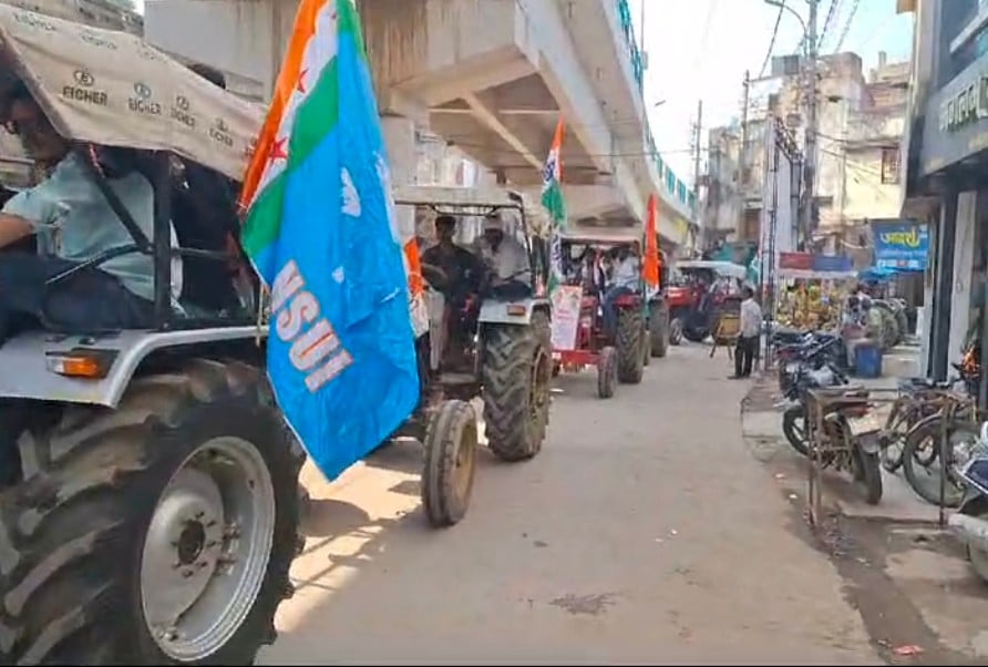 ट्रैक्टर में सवार यूथ कांग्रेस जिलाध्यक्ष ट्रैक्टर में सवार यूथ कांग्रेस जिलाध्यक्ष