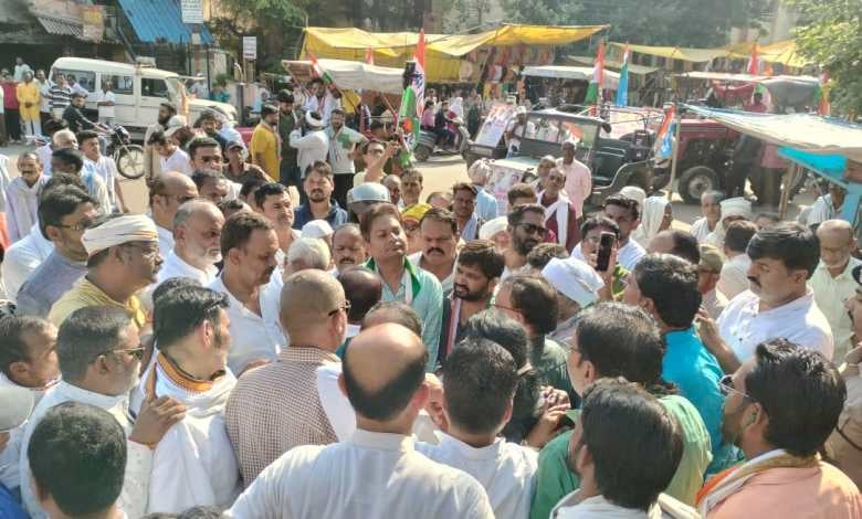 ट्रैक्टर में सवार यूथ कांग्रेस जिलाध्यक्ष ट्रैक्टर में सवार यूथ कांग्रेस जिलाध्यक्ष