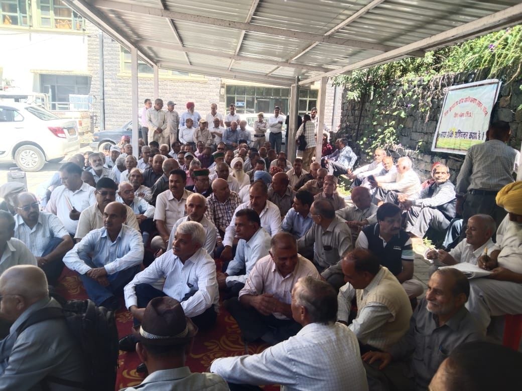 उपायुक्त सोलन मनमोहन शर्मा को ज्ञापन सौपते पेंशनर। संवाद उपायुक्त सोलन मनमोहन शर्मा को ज्ञापन सौपते पेंशनर। संवाद