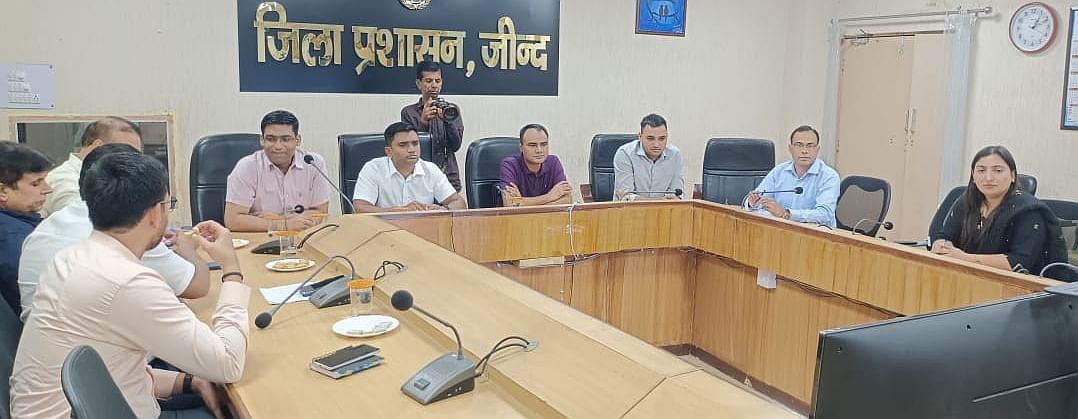 20जेएनडी16: लघु सचिवालय में आयोजित बैठक में मौजूद उपायुक्त मोहम्मद इमरान रजा व अन्य अधिकारी। 20जेएनडी16: लघु सचिवालय में आयोजित बैठक में मौजूद उपायुक्त मोहम्मद इमरान रजा व अन्य अधिकारी।